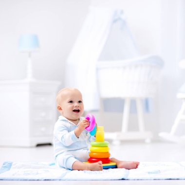 Bebek oyuncak piramit ile oynuyor. Çocuklar oyun