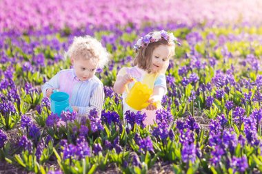 Çocuklar bahar bahçe bitki ve su çiçeklenir