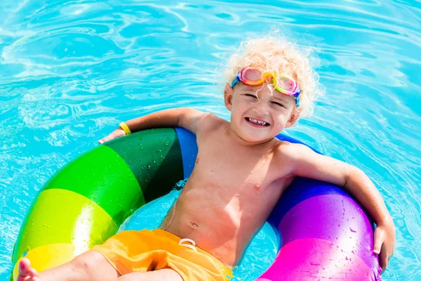 Niño con anillo de juguete en la piscina — Foto de Stock