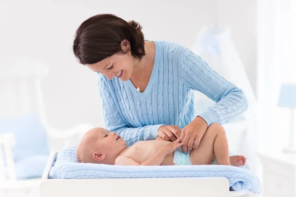 Madre cambiando pañal a bebé niño —  Fotos de Stock