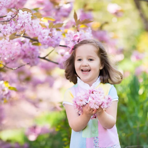 Bambina con fiore di ciliegio — Foto Stock