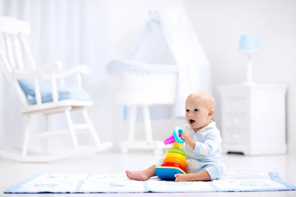 Barnet leker med leksak pyramid. Barnen leker — Stockfoto