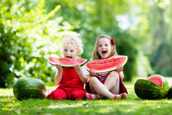Crianças comendo melancia no jardim — Fotografia de Stock