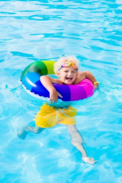 Kind met speelgoed ring in zwembad — Stockfoto
