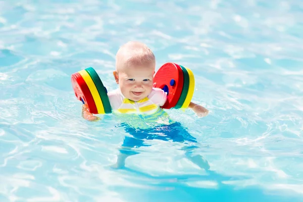 Μικρό αγοράκι που παίζει στην πισίνα — Φωτογραφία Αρχείου