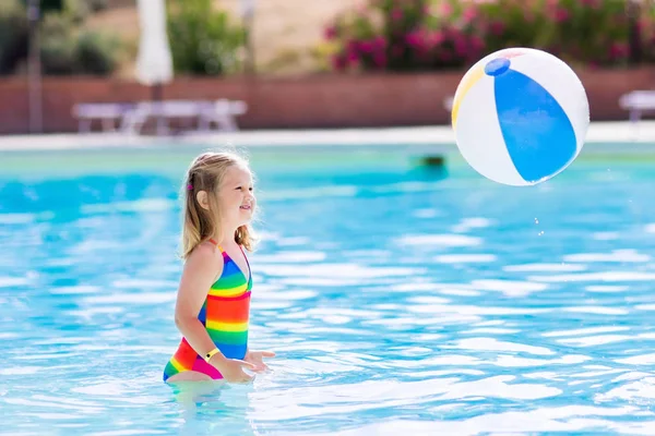 Το παιδί στην πισίνα στις καλοκαιρινές διακοπές — Φωτογραφία Αρχείου