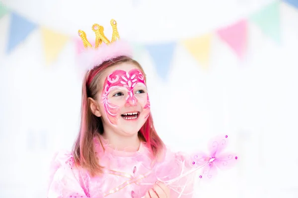 Ansiktsmålning för lilla flicka födelsedagsfest — Stockfoto