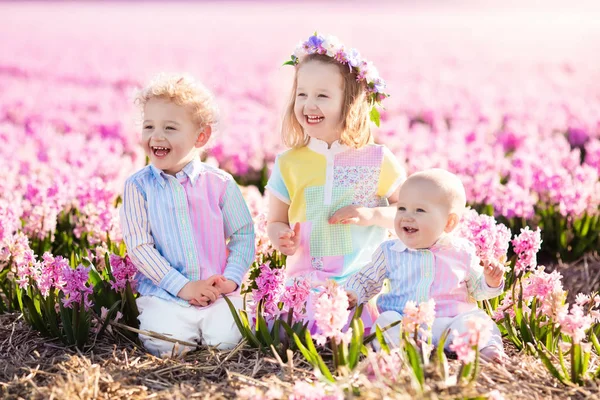 Kids playing in flower field — Stock Photo, Image