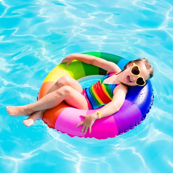 Criança com anel de brinquedo na piscina — Fotografia de Stock