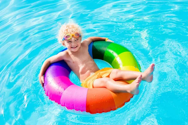 Niño con anillo de juguete en la piscina — Foto de Stock
