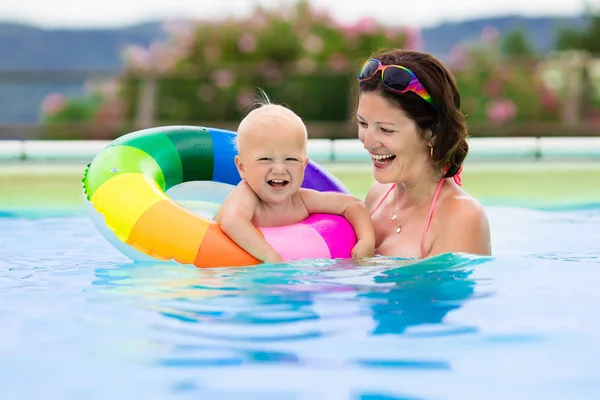 母亲和婴儿在游泳池里 — 图库照片