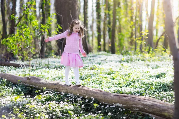 Dziecko w parku wiosną z kwiatami — Zdjęcie stockowe