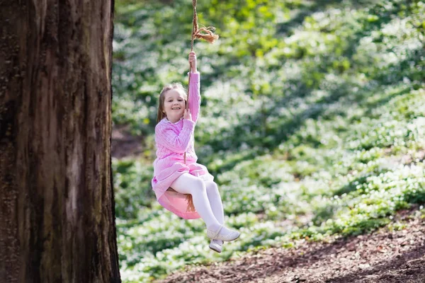 Child swinging on tree rope swing — Stock Photo, Image
