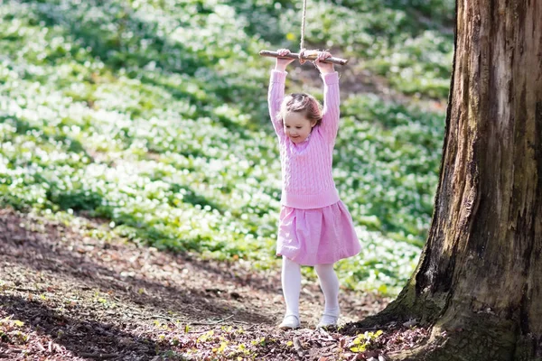 Dziecko, kołysanie na drzewo liny huśtawka — Zdjęcie stockowe