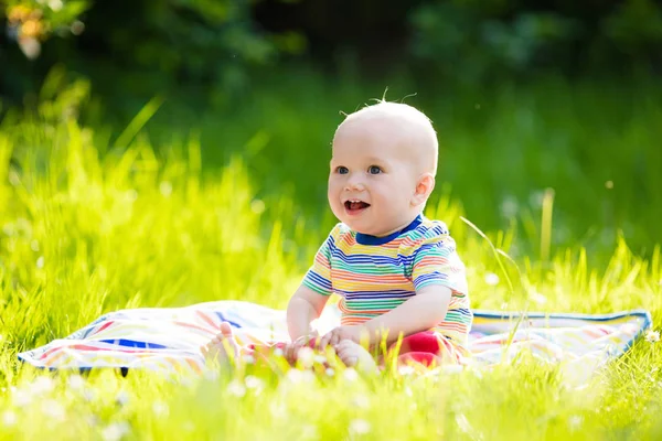 Bambino con mela sul picnic giardino di famiglia — Foto Stock