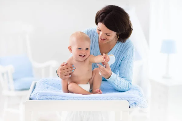 Anne bebek çocuk bezi değiştirme — Stok fotoğraf