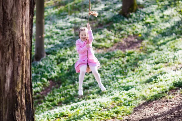 Child swinging on tree rope swing — Stock Photo, Image