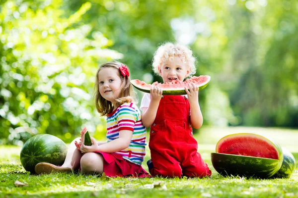 Niños comiendo sandía en el jardín — Foto de Stock