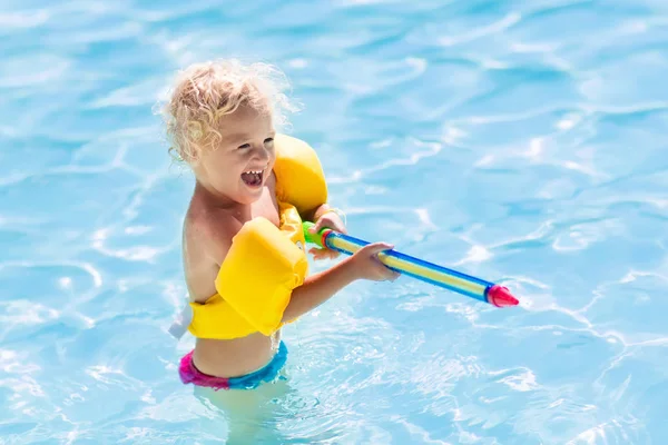 Criança brincando na piscina — Fotografia de Stock