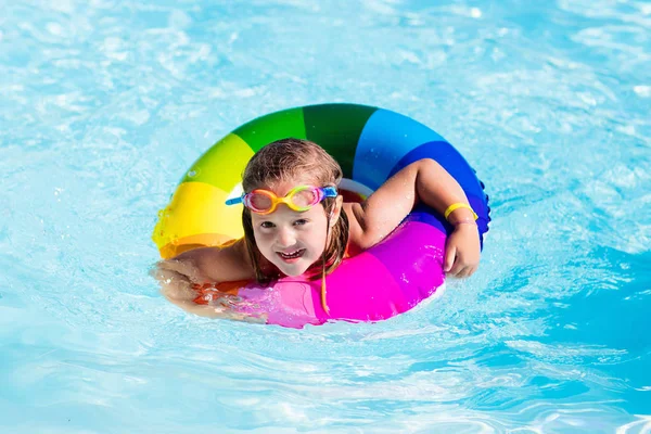 Liten flicka med leksak ring i poolen — Stockfoto