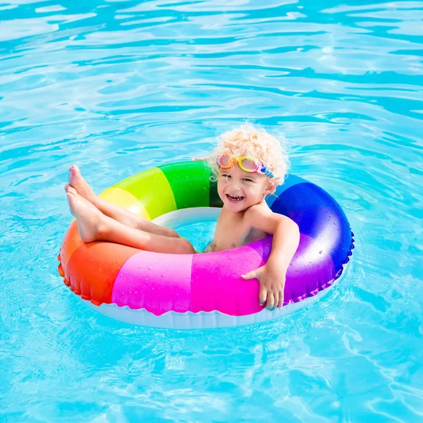 Dziecko z pierścieniem zabawka w basenie — Zdjęcie stockowe