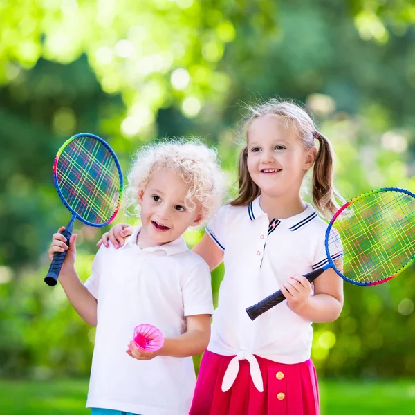 子供たちがバドミントンや屋外コートでテニスをプレイします。 — ストック写真