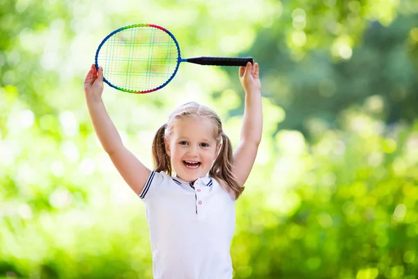 Niño jugando al bádminton o tenis al aire libre en verano —  Fotos de Stock