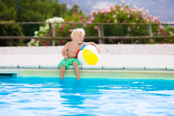 Bambino in piscina in vacanza estiva — Foto Stock