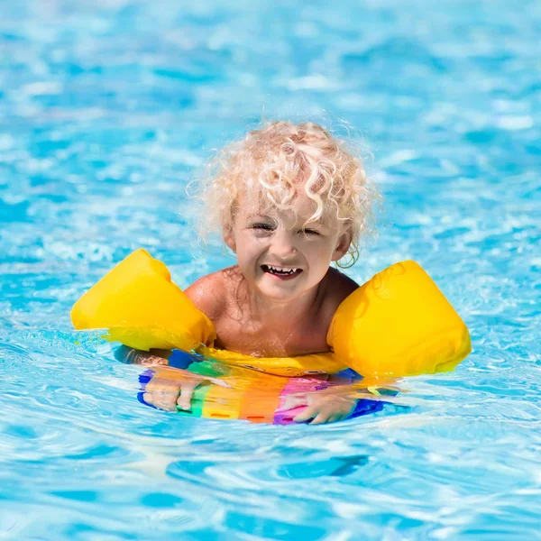 Little boy in swimming pool — Stock Photo, Image