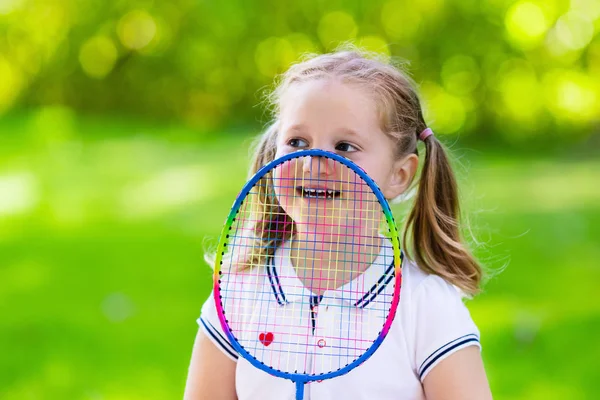 Niño jugando al bádminton o tenis al aire libre en verano — Foto de Stock