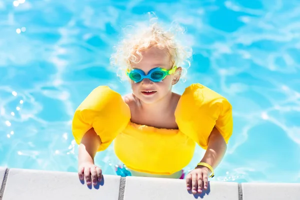 Pequeño niño jugando en la piscina — Foto de Stock