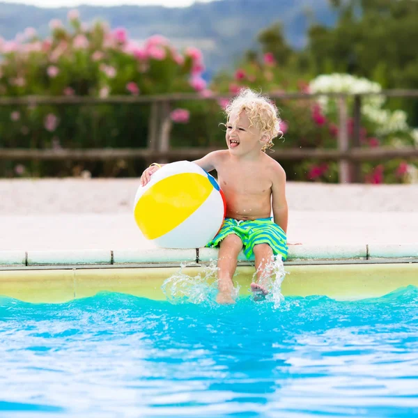 Bambino in piscina in vacanza estiva — Foto Stock