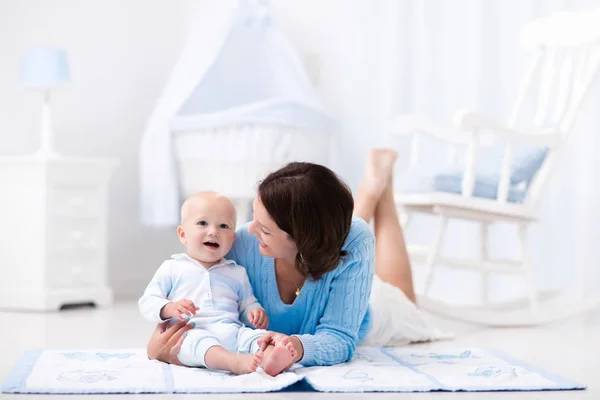 Mother and baby playing on the floor — Stock Photo, Image