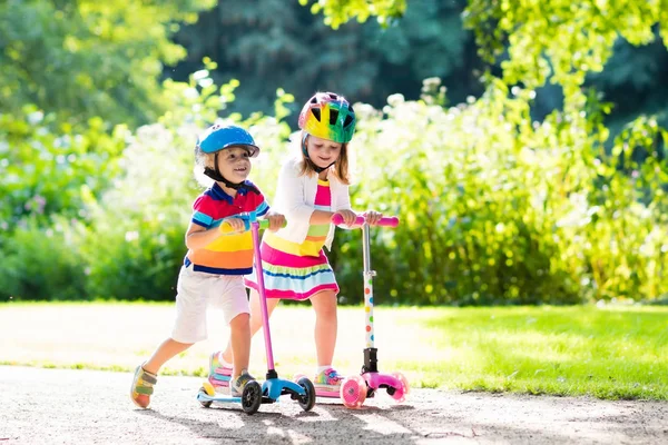 아이 들 여름 공원에서 스쿠터를 타고. — 스톡 사진