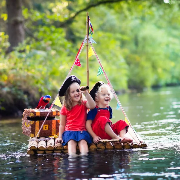 Enfants jouant aventure pirate sur radeau en bois — Photo