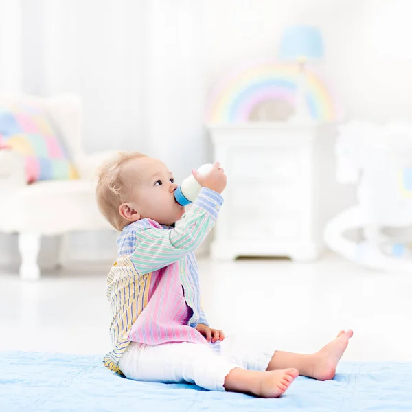 Bebé niño con biberón bebiendo leche o fórmula —  Fotos de Stock
