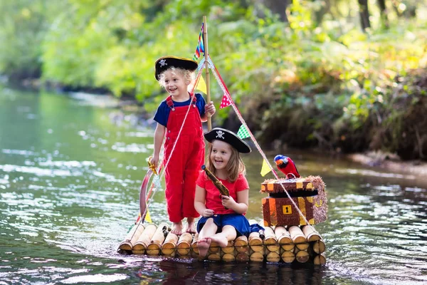 A gyerekek játszani kalóz kaland fából tutaj — Stock Fotó