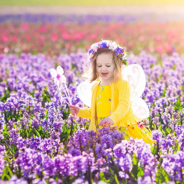 Petite fille en costume de fée jouant dans le champ de fleurs — Photo