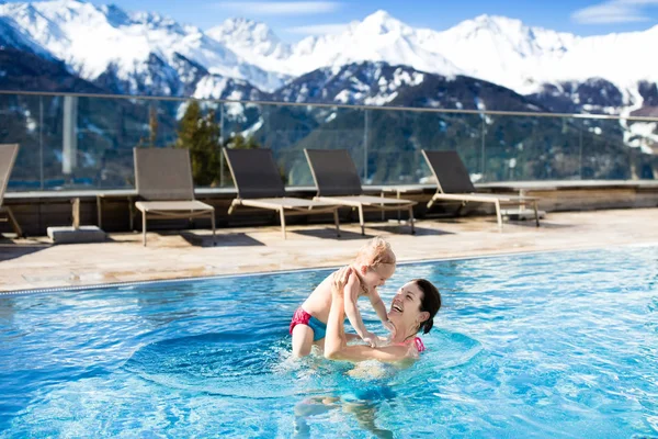 Famille dans la piscine extérieure de station thermale alpine — Photo