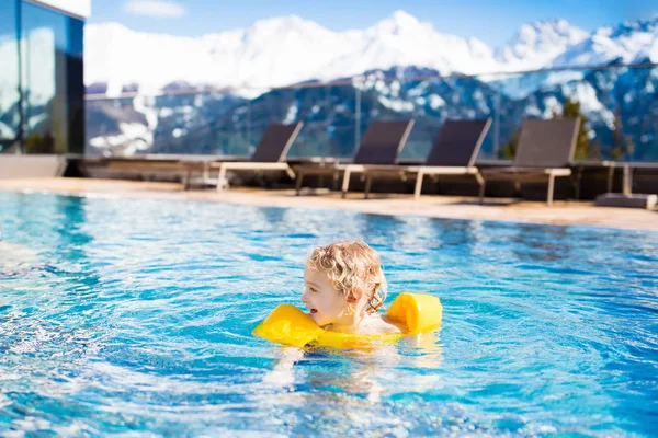 Niño en piscina al aire libre de resort alpino — Foto de Stock