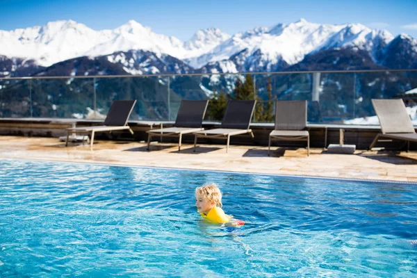 Enfant dans la piscine extérieure de la station alpine — Photo