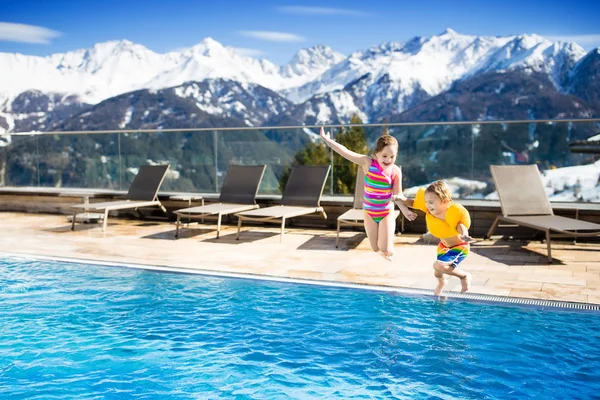 Enfants dans la piscine extérieure de la station alpine — Photo