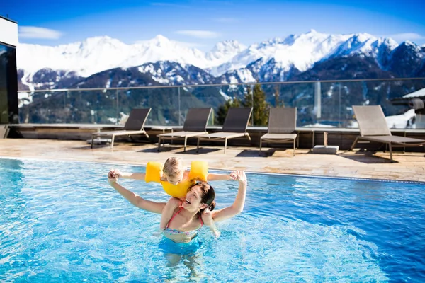 Famille dans la piscine extérieure de station thermale alpine — Photo