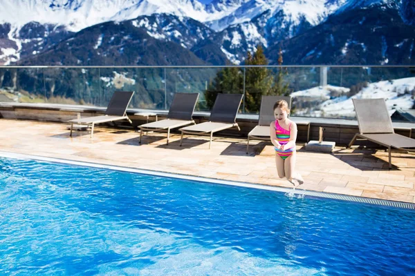 Niño en piscina al aire libre de resort alpino — Foto de Stock