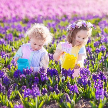 Çocuklar bahar bahçe bitki ve su çiçeklenir