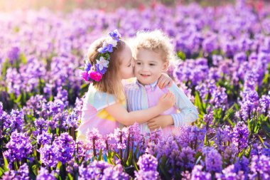 Sümbül çiçek çiçek açan bahçesinde oynayan çocuklar