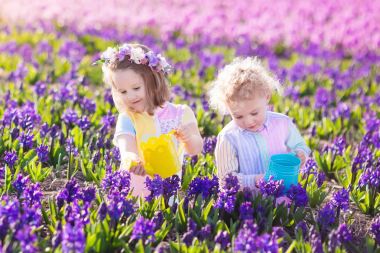 Çocuklar bahar bahçe bitki ve su çiçeklenir