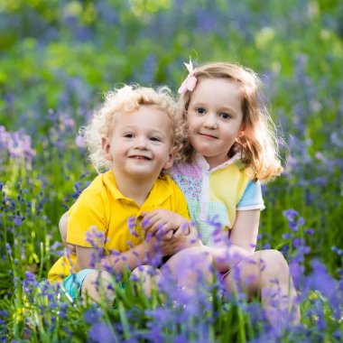 Bluebell çiçekler Çiçek bahçesinde oynayan çocuklar