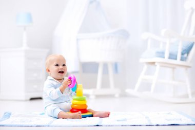 Bebek oyuncak piramit ile oynuyor. Çocuklar oyun