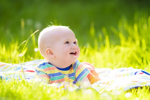 Bambino con mela sul picnic giardino di famiglia — Foto Stock